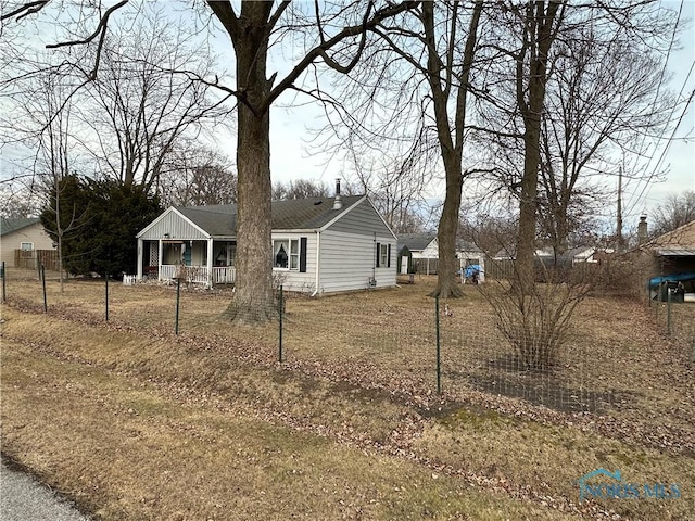 view of front facade with covered porch and fence