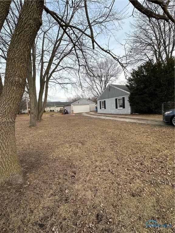 view of yard featuring an outbuilding