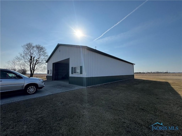 view of pole building featuring concrete driveway