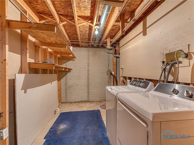 washroom featuring laundry area and independent washer and dryer