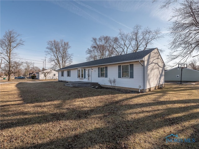 view of front of property featuring a front yard