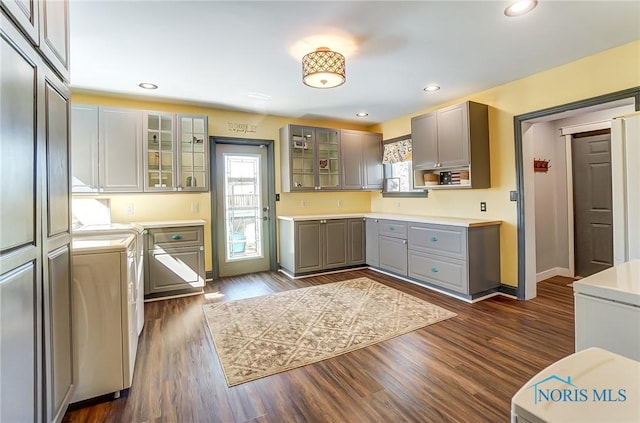 kitchen featuring dark wood-style floors, recessed lighting, independent washer and dryer, and gray cabinets