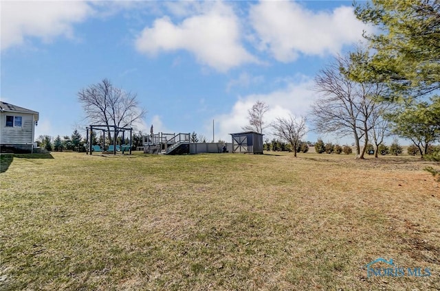 view of yard featuring a storage unit and an outdoor structure