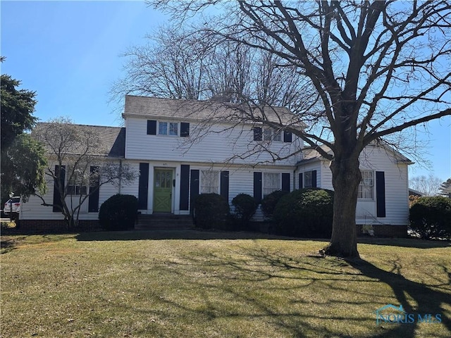 view of front of property featuring entry steps and a front lawn