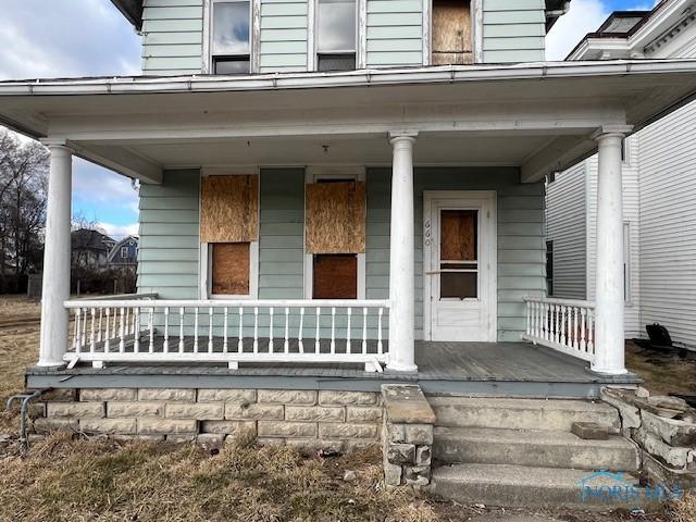 property entrance featuring a porch