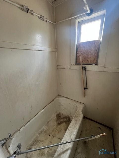 full bath featuring a washtub