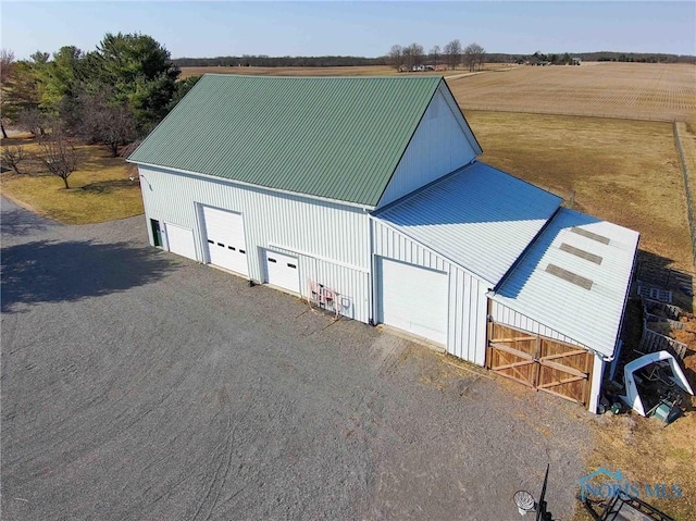 view of outdoor structure featuring an outbuilding and gravel driveway