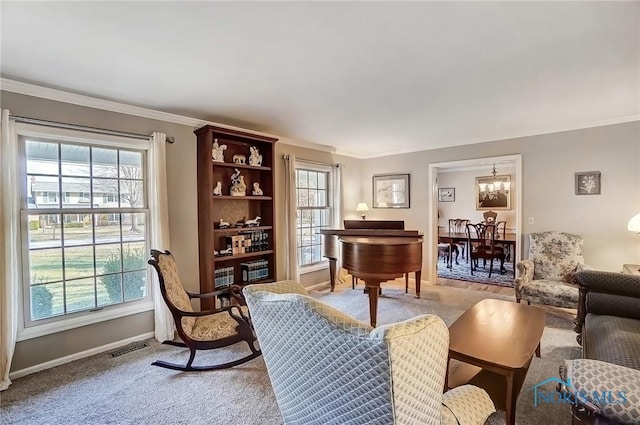 living area featuring baseboards, visible vents, an inviting chandelier, ornamental molding, and light carpet