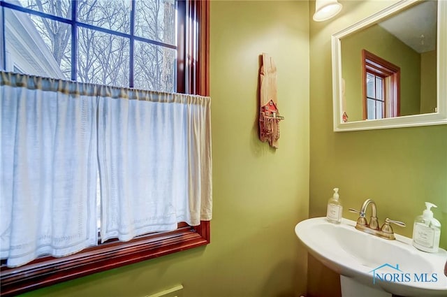 bathroom featuring a sink