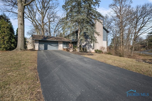 view of front of house featuring a front yard, a garage, and driveway