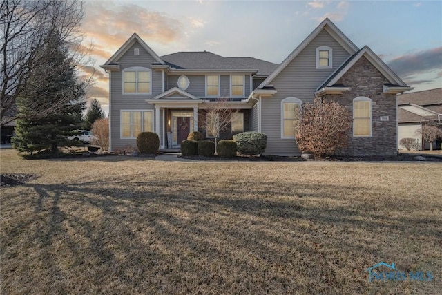 view of front facade with a yard