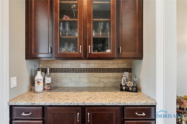 bar featuring backsplash