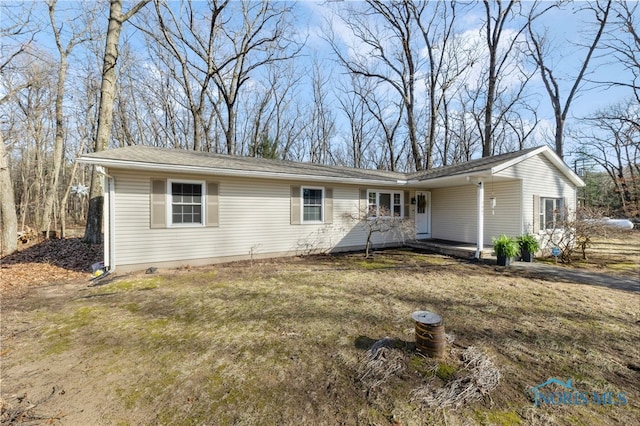 single story home with a front yard