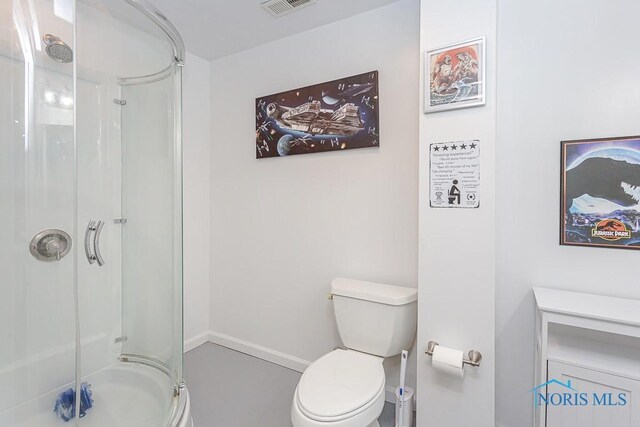 full bathroom featuring toilet, a stall shower, baseboards, and visible vents