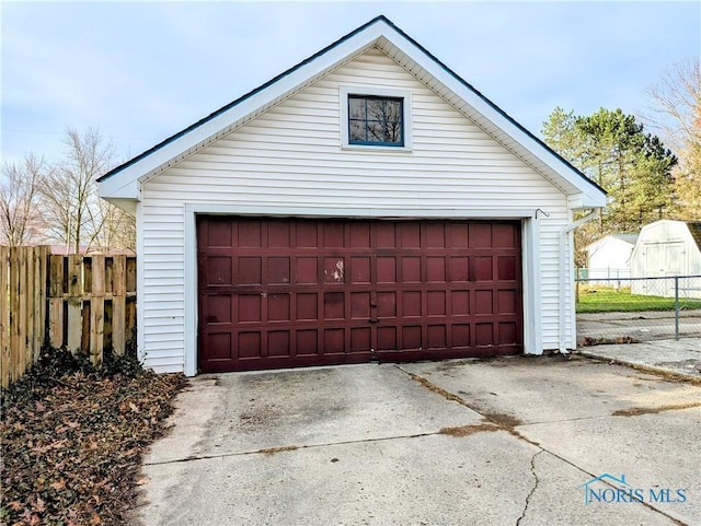 509 Oakwood Ave, Bryan, OH 43506 - detached garage with fence