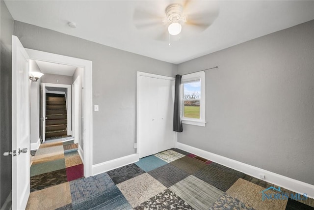 bedroom featuring baseboards, visible vents, a closet, and a ceiling fan