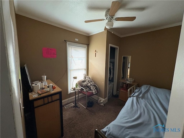 bedroom with baseboards, a ceiling fan, ornamental molding, and carpet flooring