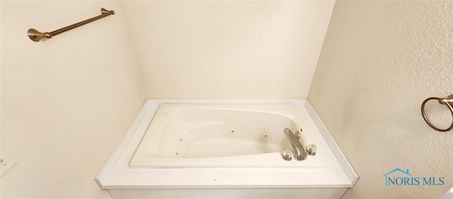 2249 Woods Edge Ct, Toledo, OH 43615 - bathroom featuring a tub with jets and a textured wall