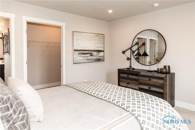carpeted bedroom with recessed lighting, baseboards, and a closet