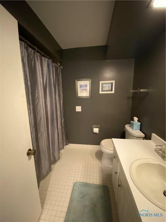 full bathroom with toilet, a shower with shower curtain, and vanity