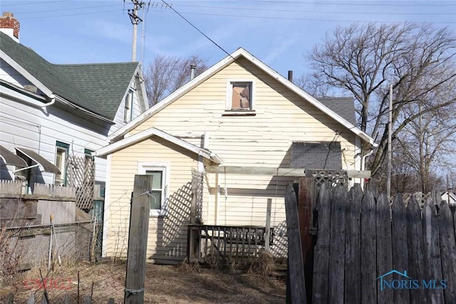 1142 Page St, Toledo, OH 43608 - back of house with fence
