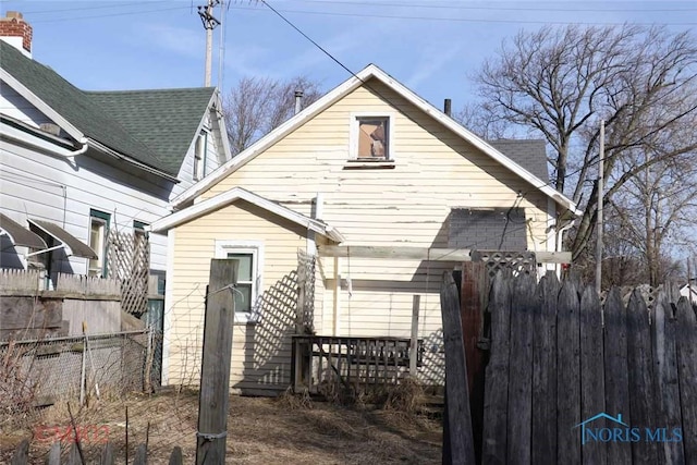 1142 Page St, Toledo, OH 43608 - view of front of property featuring fence