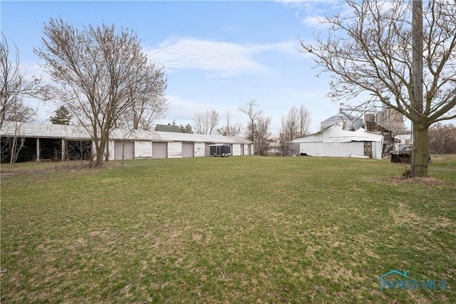 view of yard featuring an outdoor structure