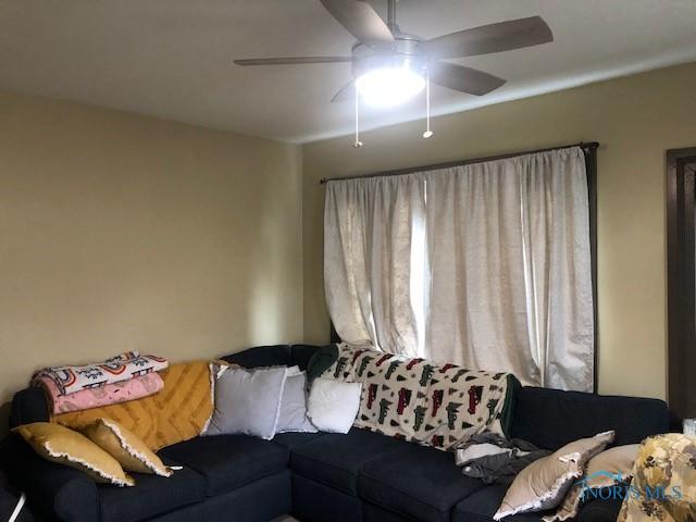 living area with ceiling fan