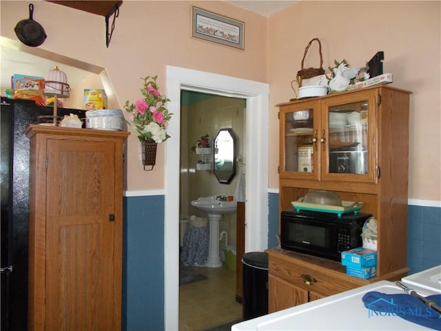 bedroom with a sink and washer / dryer