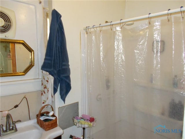 bathroom featuring a sink and a shower with curtain