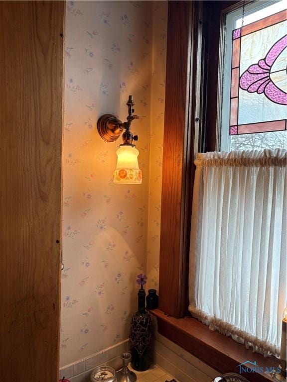 421 Farnsworth Rd, Waterville, OH 43566 - detailed view of wallpapered walls and baseboards