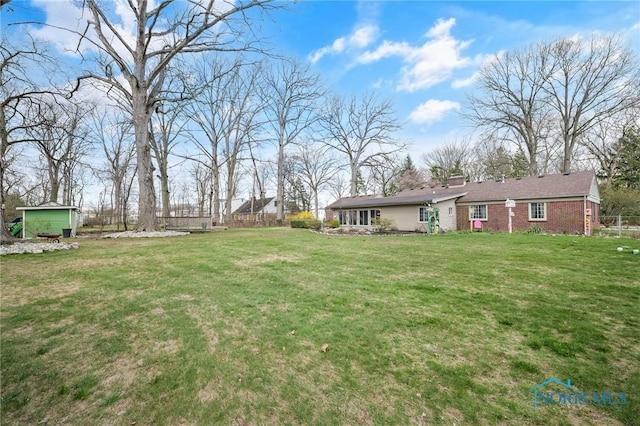 view of yard featuring an outdoor structure