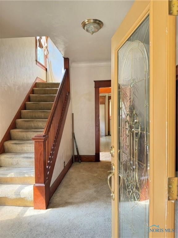 129 Everett St, Toledo, OH 43608 - stairs with carpet