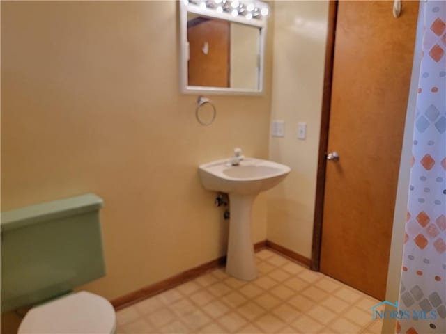354 N River Rd, Waterville, OH 43566 - full bath featuring toilet, baseboards, a shower with shower curtain, and tile patterned floors