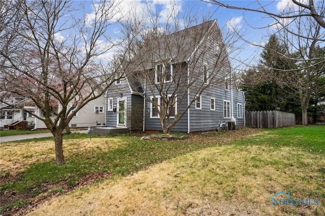 view of front of home with fence and a front yard