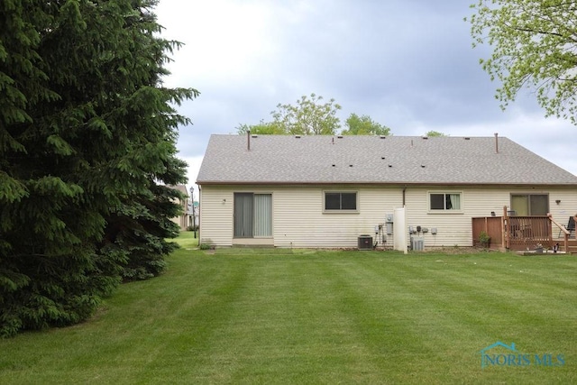 5644 Greenridge Dr Unit 5644, Toledo, OH 43615 - back of property with a wooden deck and a lawn