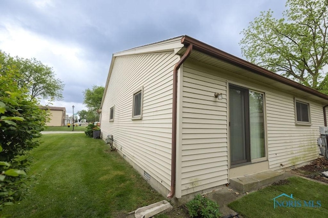 5644 Greenridge Dr Unit 5644, Toledo, OH 43615 - view of side of home featuring a lawn and crawl space