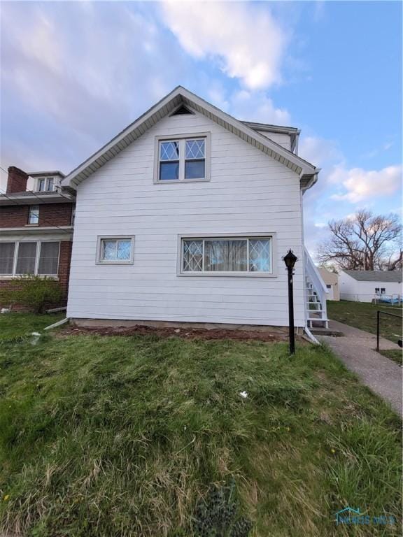 621 Nevada St, Toledo, OH 43605 - view of side of property featuring a yard