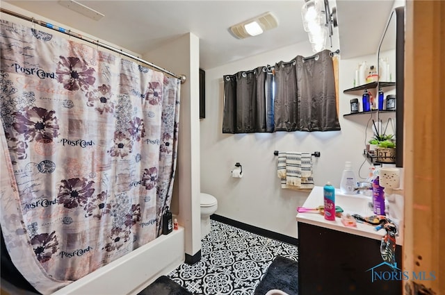 284 E Findlay St, Sugar Creek Township, OH 45893 - full bathroom featuring shower / bath combo with shower curtain, toilet, vanity, and baseboards