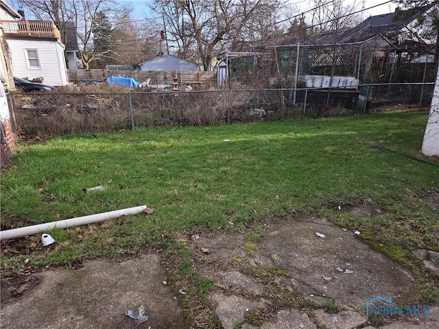 view of yard featuring fence