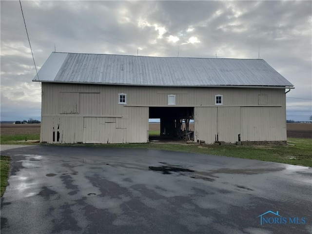 view of pole building featuring a garage