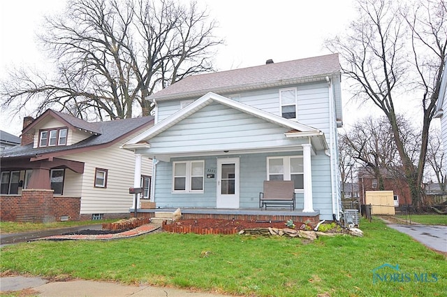 view of front facade featuring a porch and a front lawn