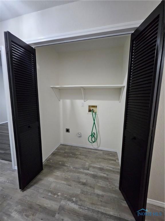 10308 Dowling Rd, Perrysburg, OH 43551 - washroom featuring hookup for a washing machine, wood finished floors, electric dryer hookup, and baseboards