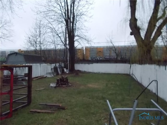 2332 Airline Ave, Toledo, OH 43609 - view of yard
