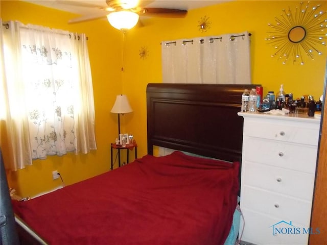 2332 Airline Ave, Toledo, OH 43609 - view of bedroom