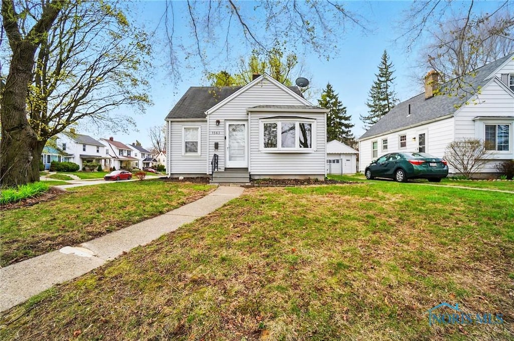 1563 Crestwood Rd, Toledo, OH 43612 - bungalow with entry steps and a front lawn