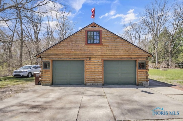 2525 N King Rd, Toledo, OH 43615 - garage featuring driveway
