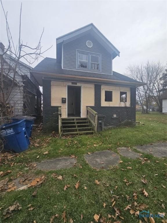 view of front facade featuring crawl space and a front yard