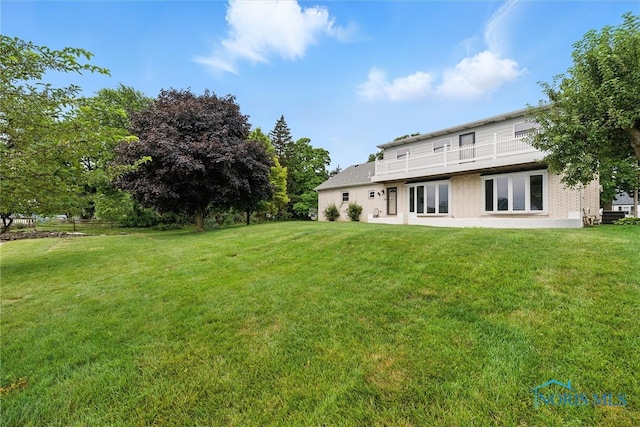 2560 Shoreland Ave, Toledo, OH 43611 - view of grassy yard featuring a balcony