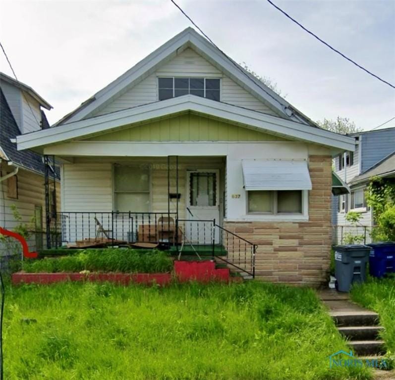 637 Sterling St, Toledo, OH 43609 - bungalow-style house featuring a porch